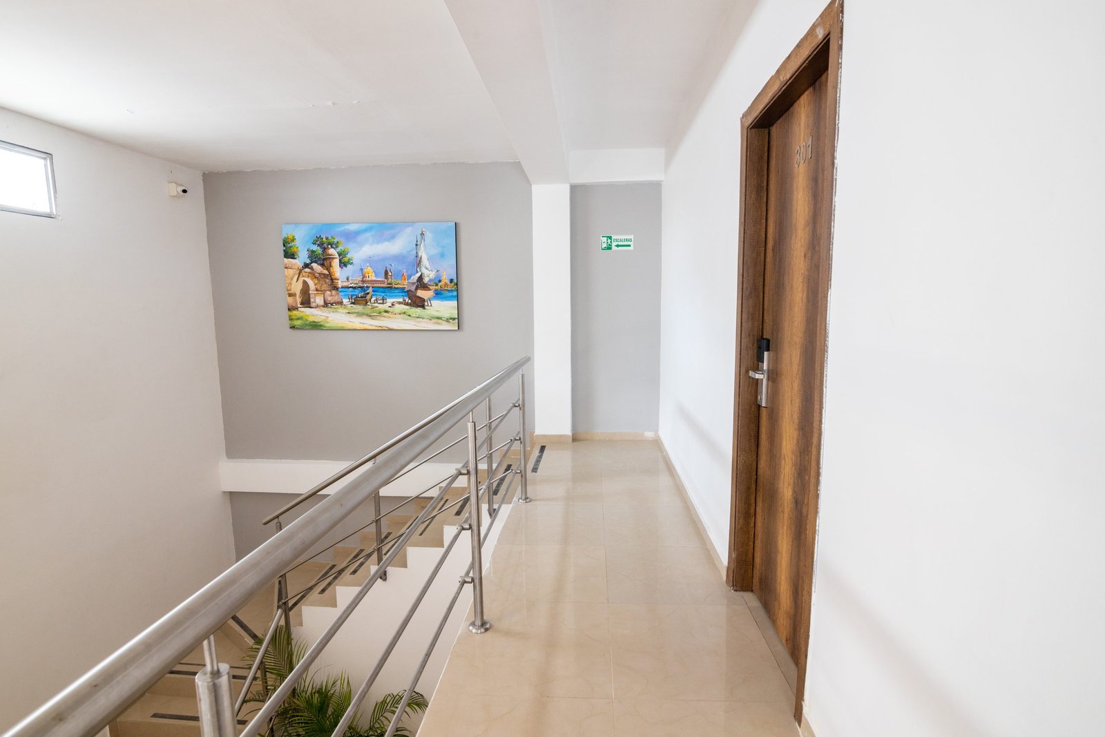 Escaleras y decoración del hotel